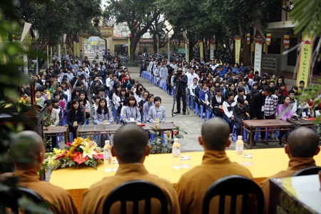 Sĩ tử vào chùa nghe tư vấn chọn trường thi ĐH
