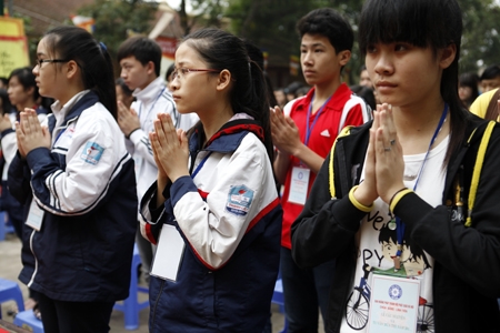 Sĩ tử vào chùa nghe tư vấn chọn trường thi ĐH