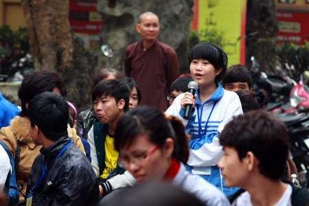 Sĩ tử vào chùa nghe tư vấn chọn trường thi ĐH