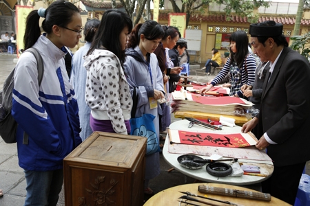 Sĩ tử vào chùa nghe tư vấn chọn trường thi ĐH