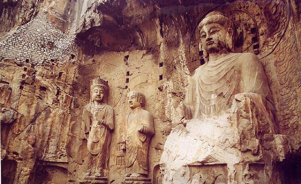 Tượng Phật &#039;ẩn&#039; trong hang động kỳ diệu