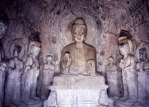 Tượng Phật &#039;ẩn&#039; trong hang động kỳ diệu