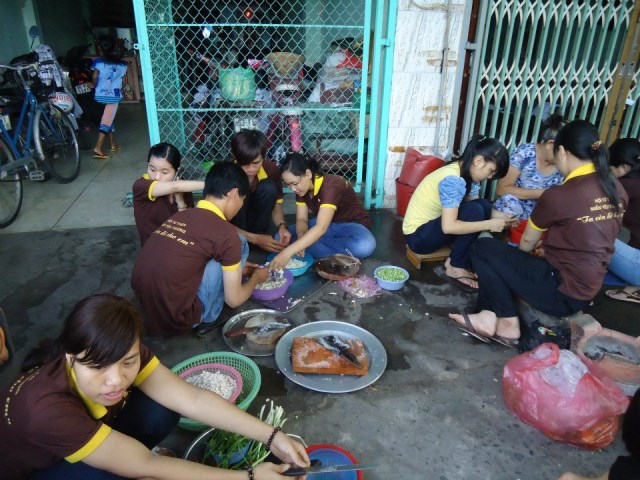 Miền Yêu Thương Sài Gòn nấu phát cháo cho bệnh nhân nghèo tại bệnh viện