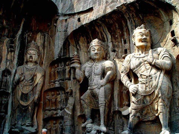 Tượng Phật &#039;ẩn&#039; trong hang động kỳ diệu