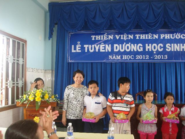 Thiền Viện Thiên Phước: Tuyên dương học sinh giỏi năm học 2012- 2013