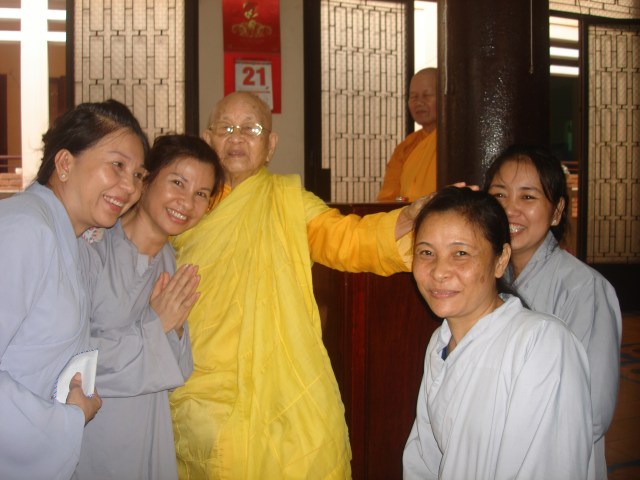 Thiền Viện Vạn Hạnh thăm và cúng dường 10 trường hạ
