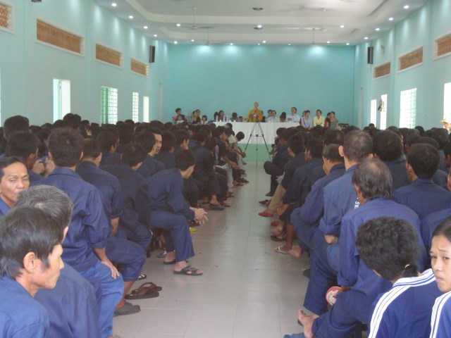 Quỹ từ thiện Đạo Phật Ngày Nay tặng quà tại TTBTXH Tân Hiệp - Bình Phước