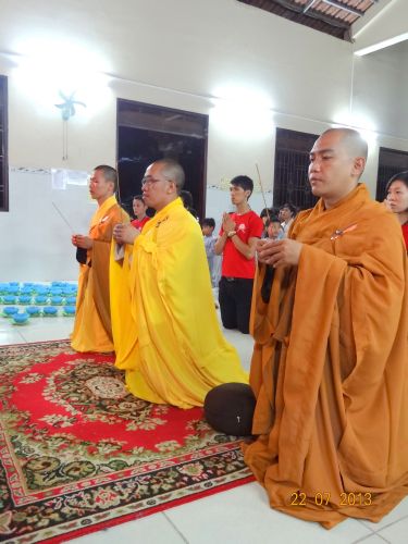 Long An: Thắp đèn trời tri ân cha mẹ tại khóa tu “Sống và Khát Vọng”