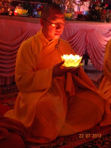 Long An: Thắp đèn trời tri ân cha mẹ tại khóa tu “Sống và Khát Vọng”