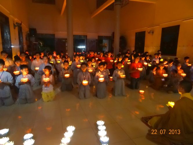 Long An: Thắp đèn trời tri ân cha mẹ tại khóa tu “Sống và Khát Vọng”