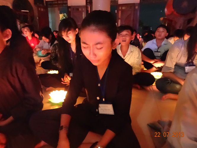 Long An: Thắp đèn trời tri ân cha mẹ tại khóa tu “Sống và Khát Vọng”