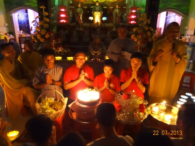 Long An: Thắp đèn trời tri ân cha mẹ tại khóa tu “Sống và Khát Vọng”