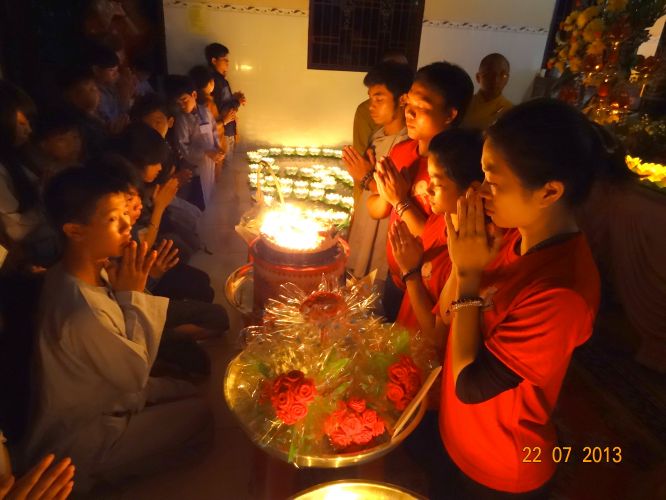 Long An: Thắp đèn trời tri ân cha mẹ tại khóa tu “Sống và Khát Vọng”
