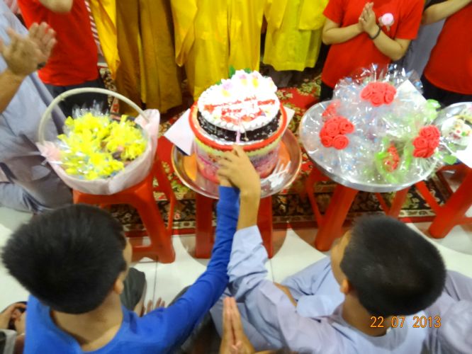 Long An: Thắp đèn trời tri ân cha mẹ tại khóa tu “Sống và Khát Vọng”