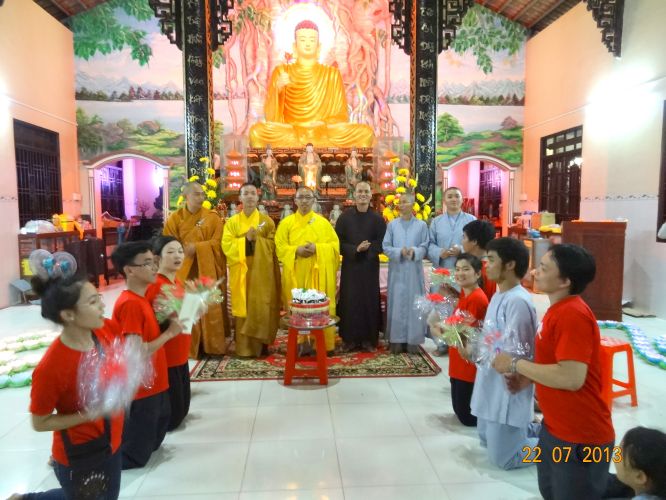 Long An: Thắp đèn trời tri ân cha mẹ tại khóa tu “Sống và Khát Vọng”