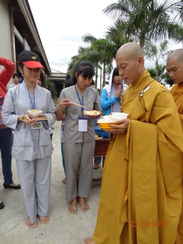 Long An: Hội chợ dành cho các bạn trẻ tại khóa tu “Sống và Khát Vọng”
