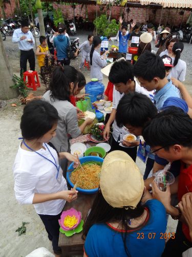 Long An: Hội chợ dành cho các bạn trẻ tại khóa tu “Sống và Khát Vọng”