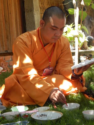 Đồng Tháp: Nghệ thuật tô tượng Phật tại hội trại Hiểu và Thương