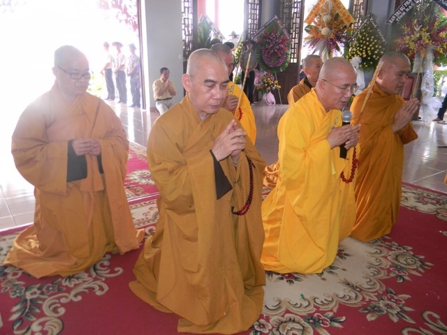 Chùm ảnh: Các đoàn viếng ĐLHT. Thích Từ Nhơn buổi sáng ngày thứ ba 28/4