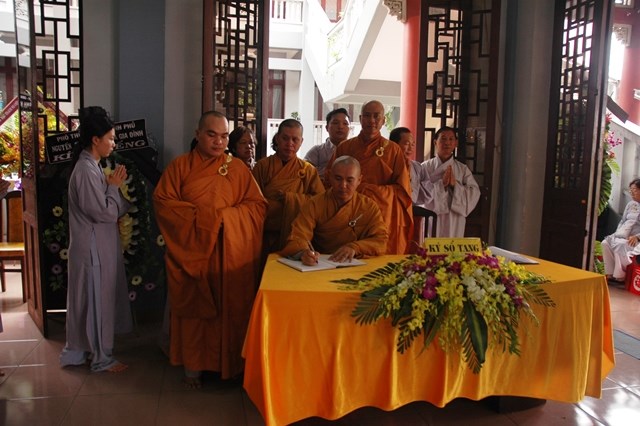Các phái đoàn viếng tang lễ ĐLHT Thích Từ Nhơn chiều tối ngày thứ hai 27/4