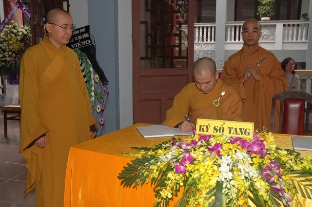 Các phái đoàn viếng tang lễ ĐLHT Thích Từ Nhơn chiều tối ngày thứ hai 27/4