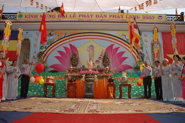 Bình Dương: Thuận An chào mừng Đại Lễ Phật Đản PL 2557