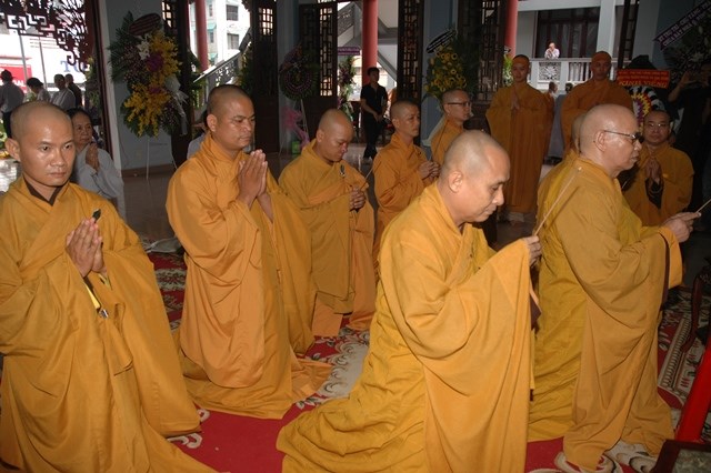 Các phái đoàn viếng tang lễ ĐLHT Thích Từ Nhơn chiều tối ngày thứ hai 27/4