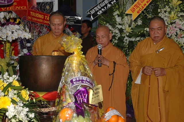 Các phái đoàn viếng tang lễ ĐLHT Thích Từ Nhơn chiều tối ngày thứ hai 27/4