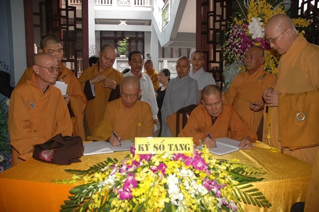 Các phái đoàn viếng tang lễ ĐLHT Thích Từ Nhơn chiều tối ngày thứ hai 27/4