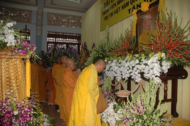 Các phái đoàn viếng tang lễ ĐLHT Thích Từ Nhơn chiều tối ngày thứ hai 27/4