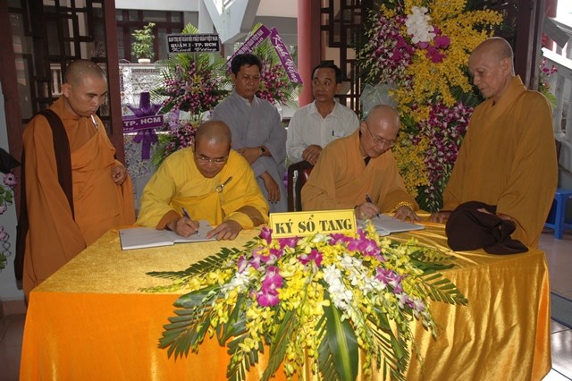 Các phái đoàn viếng tang lễ ĐLHT Thích Từ Nhơn chiều tối ngày thứ hai 27/4