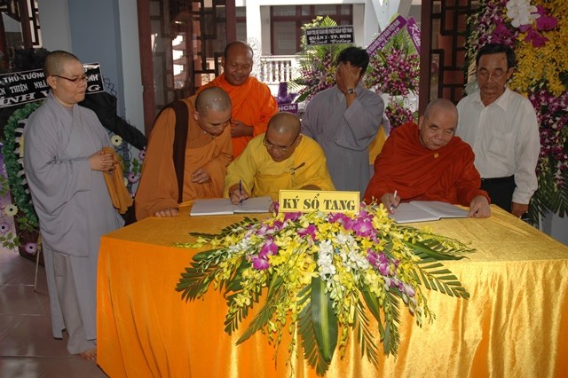 Các phái đoàn viếng tang lễ ĐLHT Thích Từ Nhơn chiều tối ngày thứ hai 27/4