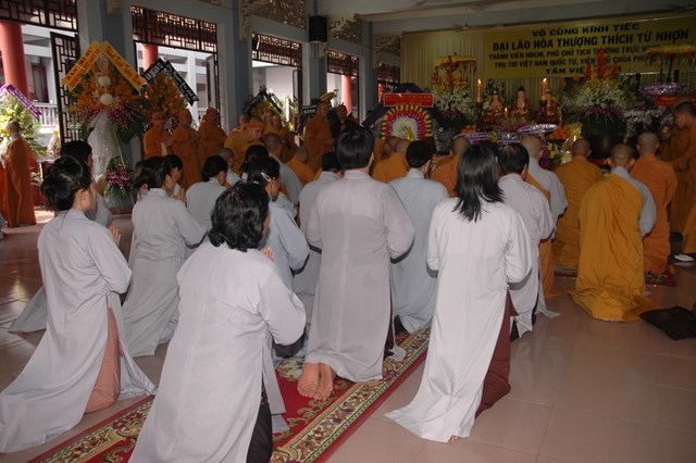Các phái đoàn viếng tang lễ ĐLHT Thích Từ Nhơn chiều tối ngày thứ hai 27/4