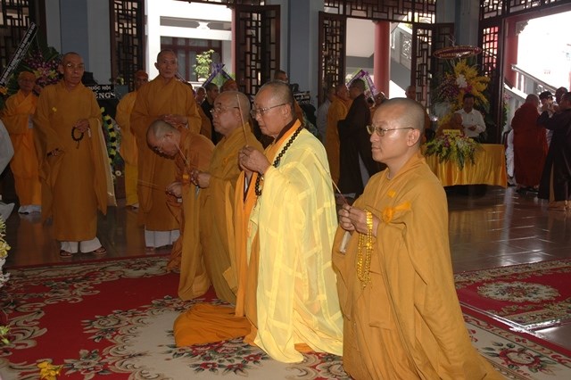 Các phái đoàn viếng tang lễ ĐLHT Thích Từ Nhơn chiều tối ngày thứ hai 27/4
