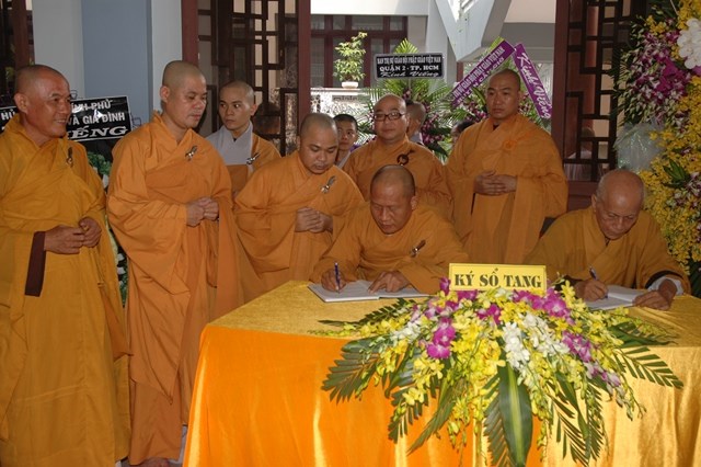 Các phái đoàn viếng tang lễ ĐLHT Thích Từ Nhơn chiều tối ngày thứ hai 27/4