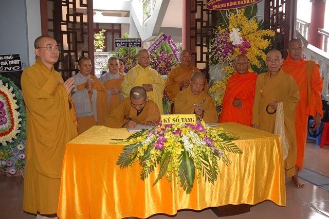 Các phái đoàn viếng tang lễ ĐLHT Thích Từ Nhơn chiều tối ngày thứ hai 27/4