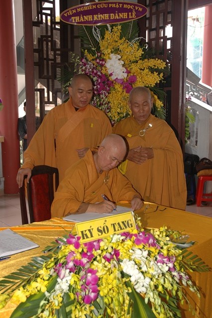 Các phái đoàn viếng tang lễ ĐLHT Thích Từ Nhơn chiều tối ngày thứ hai 27/4