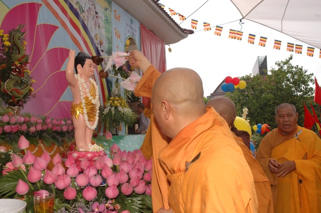 Bình Dương: Thuận An chào mừng Đại Lễ Phật Đản PL 2557
