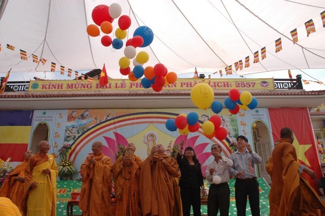 Bình Dương: Thuận An chào mừng Đại Lễ Phật Đản PL 2557