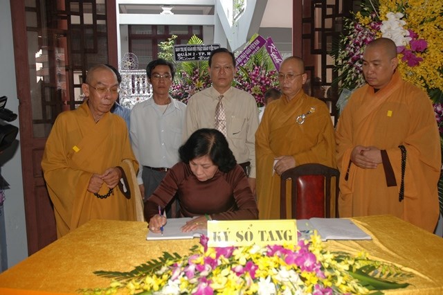 Các phái đoàn viếng tang lễ ĐLHT Thích Từ Nhơn chiều tối ngày thứ hai 27/4