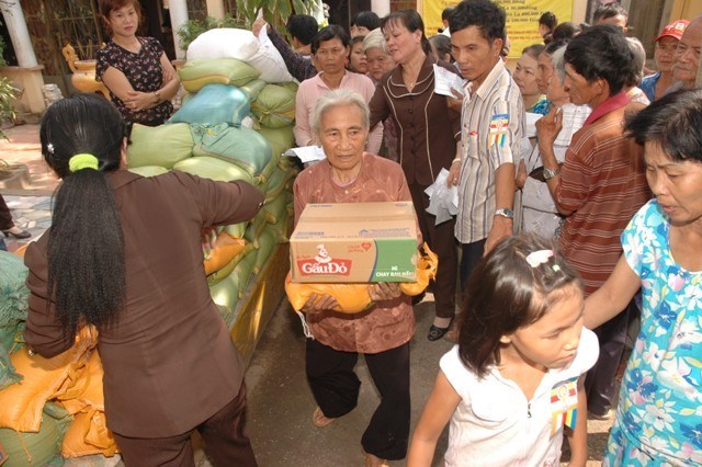 Bình Dương: Thuận An chào mừng Đại Lễ Phật Đản PL 2557