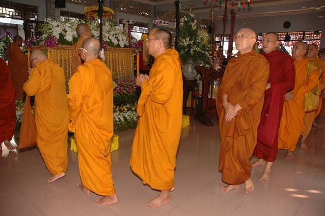 Các phái đoàn viếng tang lễ ĐLHT Thích Từ Nhơn chiều tối ngày thứ hai 27/4