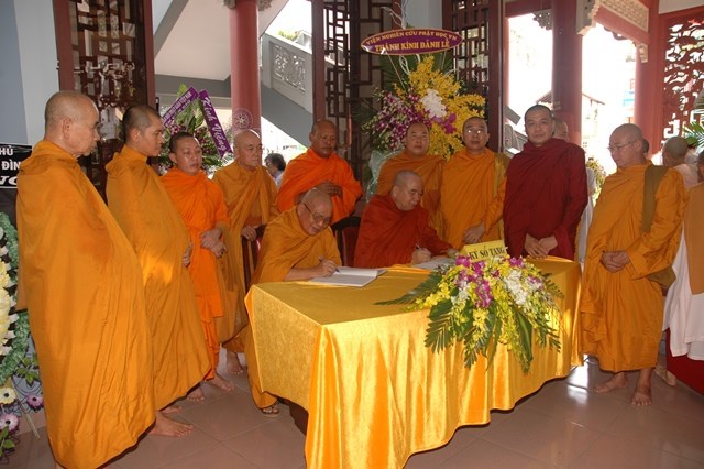 Các phái đoàn viếng tang lễ ĐLHT Thích Từ Nhơn chiều tối ngày thứ hai 27/4