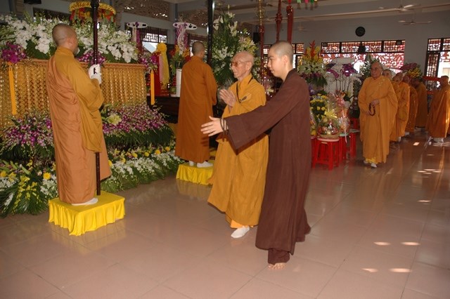 Các phái đoàn viếng tang lễ ĐLHT Thích Từ Nhơn chiều tối ngày thứ hai 27/4