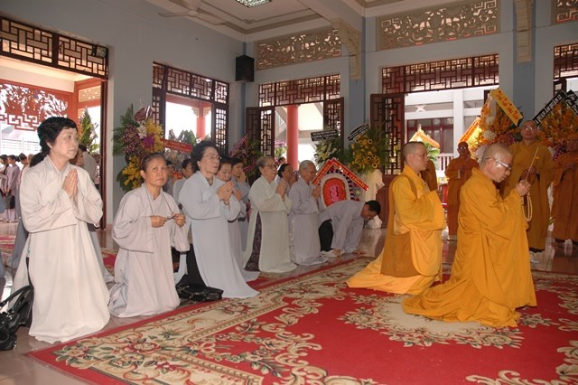 Các phái đoàn viếng tang lễ ĐLHT Thích Từ Nhơn chiều tối ngày thứ hai 27/4