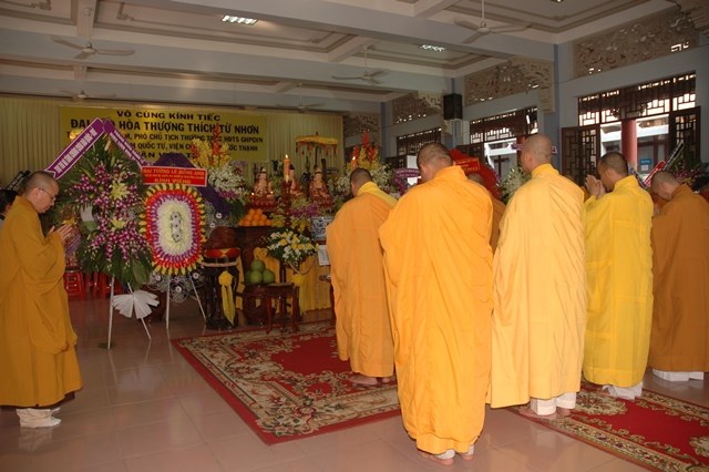 Các phái đoàn viếng tang lễ ĐLHT Thích Từ Nhơn chiều tối ngày thứ hai 27/4