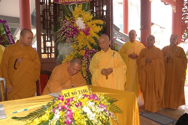 Các phái đoàn viếng tang lễ ĐLHT Thích Từ Nhơn chiều tối ngày thứ hai 27/4