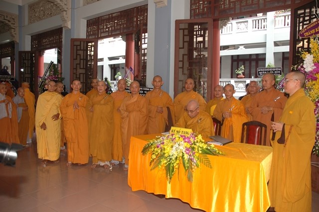 Các phái đoàn viếng tang lễ ĐLHT Thích Từ Nhơn chiều tối ngày thứ hai 27/4