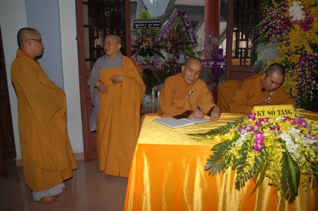 Các phái đoàn viếng tang lễ ĐLHT Thích Từ Nhơn chiều tối ngày thứ hai 27/4