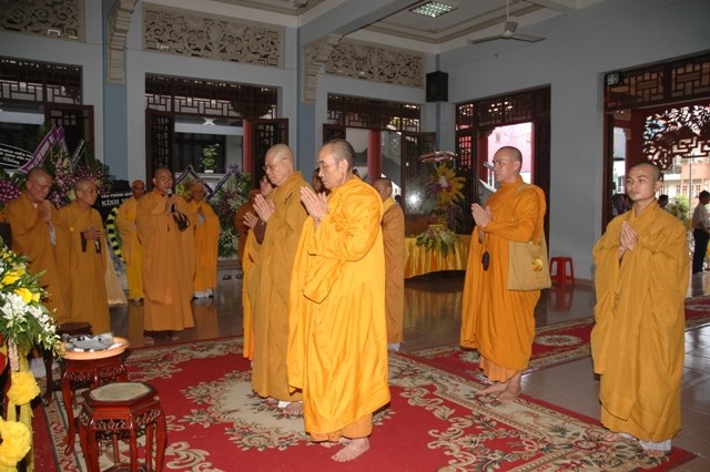 Các phái đoàn viếng tang lễ ĐLHT Thích Từ Nhơn chiều tối ngày thứ hai 27/4